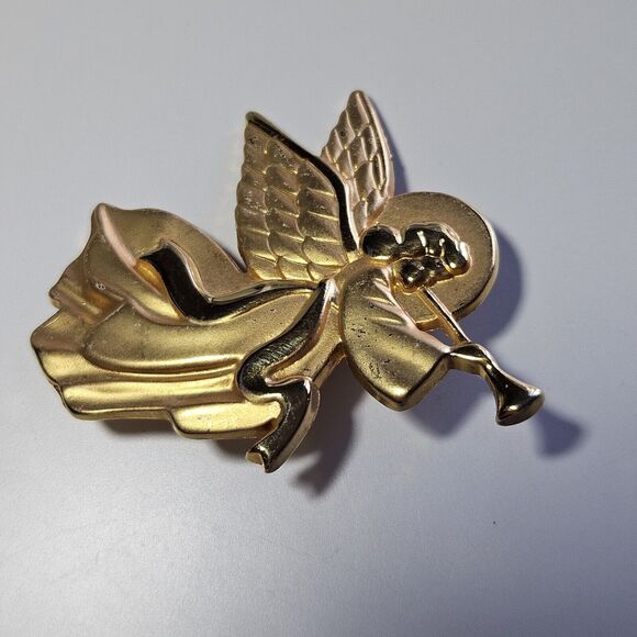 ***Final Sale*** Vintage Gold Tone Angel Brooch - Picture 8 of 9